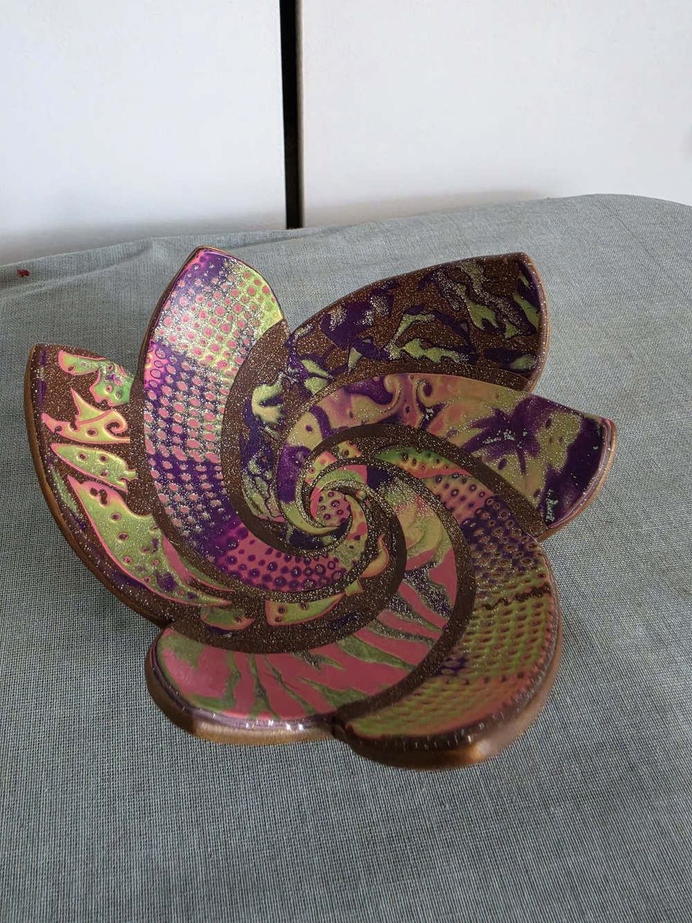 Decorative Swirl Lotus Bowl in Iridescent Purple-Green